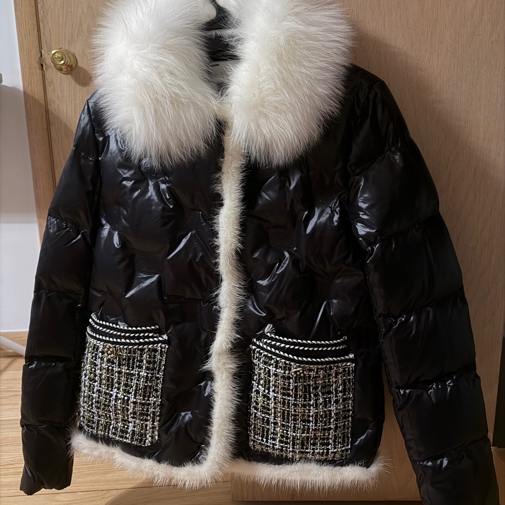 Elegant Black Puffer Jacket with Faux Fur Trim
